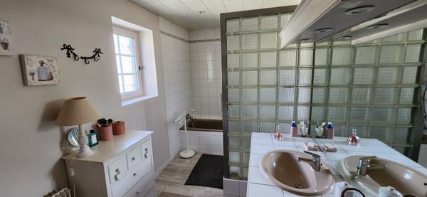 Maison en pierres de plain-pied avec étang et piscine dans un environnement boisé exceptionnel !