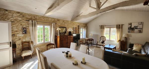 Maison en pierres de plain-pied avec étang et piscine dans un environnement boisé exceptionnel !