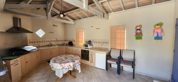 Maison en pierres de plain-pied avec étang et piscine dans un environnement boisé exceptionnel !
