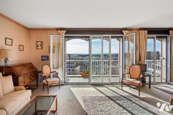 Appartement et son balcon terrasse plein soleil au dernier étage au calme