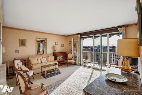 Appartement et son balcon terrasse plein soleil au dernier étage au calme