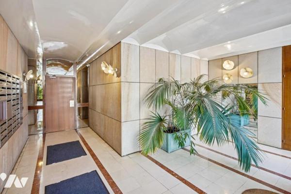 Appartement et son balcon terrasse plein soleil au dernier étage au calme