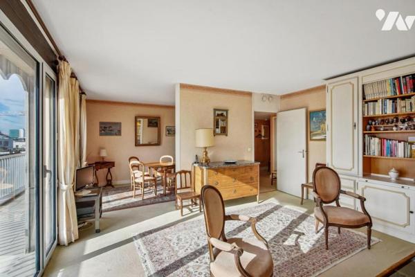 Appartement et son balcon terrasse plein soleil au dernier étage au calme