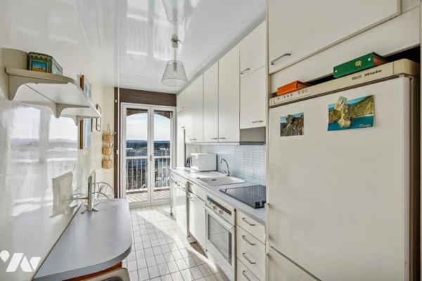 Appartement et son balcon terrasse plein soleil au dernier étage au calme