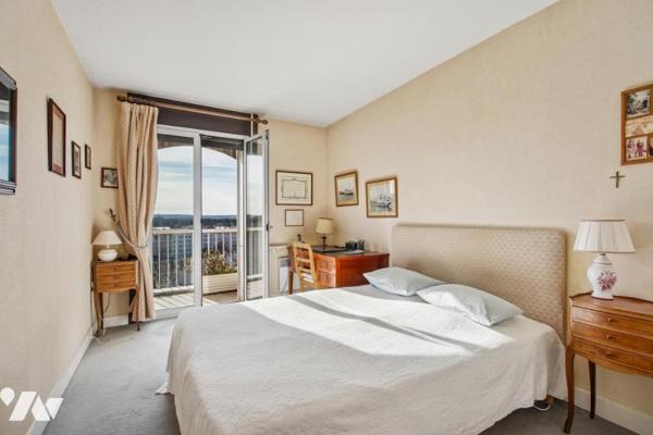 Appartement et son balcon terrasse plein soleil au dernier étage au calme