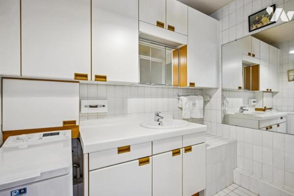 Appartement et son balcon terrasse plein soleil au dernier étage au calme