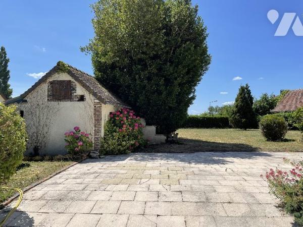 MAISON DE VILLAGE AVEC GARAGE ET JARDIN