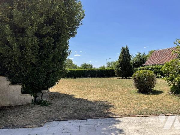 MAISON DE VILLAGE AVEC GARAGE ET JARDIN