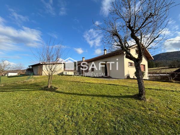 Trois appartements, un garage implanté sur un terrain de 883 m²