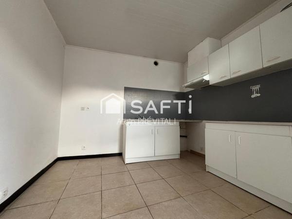 Trois appartements, un garage implanté sur un terrain de 883 m²