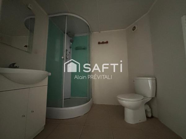 Trois appartements, un garage implanté sur un terrain de 883 m²