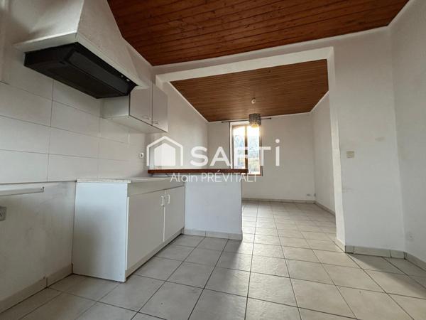 Trois appartements, un garage implanté sur un terrain de 883 m²