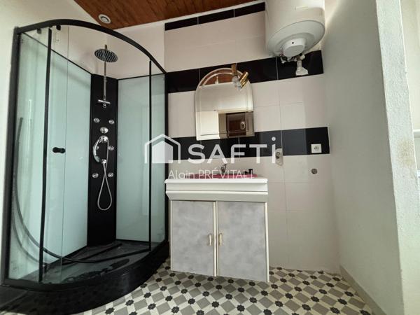 Trois appartements, un garage implanté sur un terrain de 883 m²