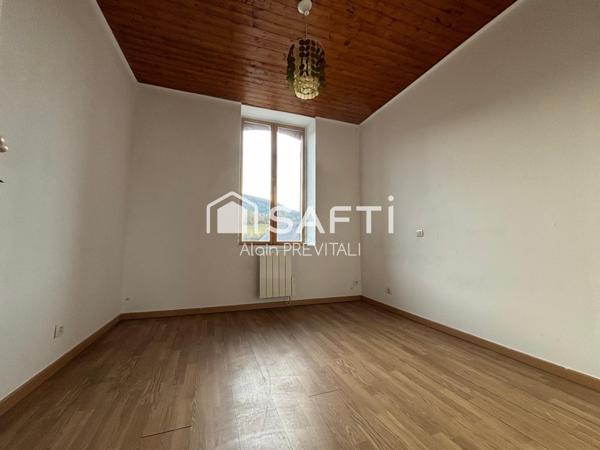 Trois appartements, un garage implanté sur un terrain de 883 m²