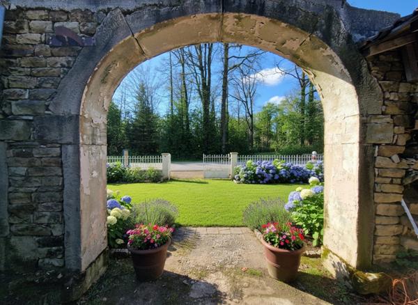 Proche de XERTIGNY (88) Propriete à vendre MAISON 4 pièces (env. 140 m2) + GARAGE AUTOMOBILES de 900 m2 / TERRAIN 7500 m2 env.