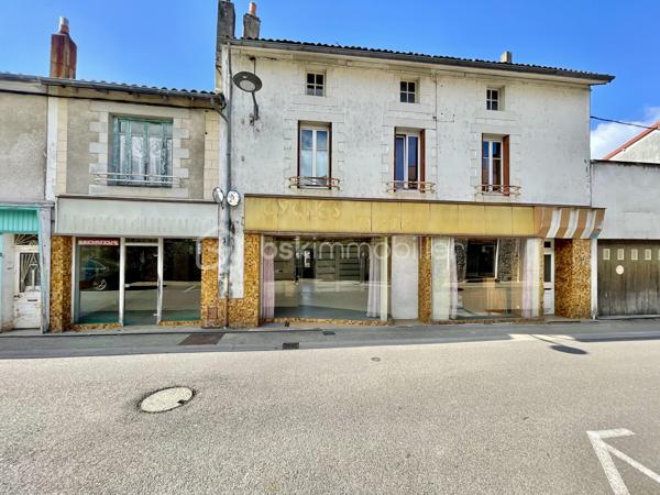 Cette habitation se compose au rez-de-chaussée:

- D’un salon/salle à mangé de 60 m².
- D’une cuisine de 19 m².
- D’une chambre de 21 m².
- D’une cave.

L’étage est composé:

- De quatre chambres de 17 à 20 m².
- D’une salle de bain de 4,5 m².
- D’un toilette.
- Un grenier de 97 m².

La partie garage se compose:

- D’un garage de 67 m².
- De trois ateliers de 30, 35 et 40 m².
- De deux cagibis de 8,5 et 1,5 m².
- D’un bureau de 7 m².
- D’une cave.

L’ancien magasin se compose:

- D’un local vitré sur rue de 28 m².
- D’une cuisine de 12 m².
- D’une chambre de 10 m².

Le tout sur une parcelle de 926 m² sans vis-à-vis, arborée, entièrement close avec terrasse et dépendance.

- Système de chauffage chaudière au fioul et insert à bois.
- Huisseries double vitrage PVC coté rue.
- Assainissement tout-à-l’égout.

Ce bien a un fort potentiel de part sa partie habitation, son grand garage et sa partie ancien magasin pour un potentiel revenu locatif.