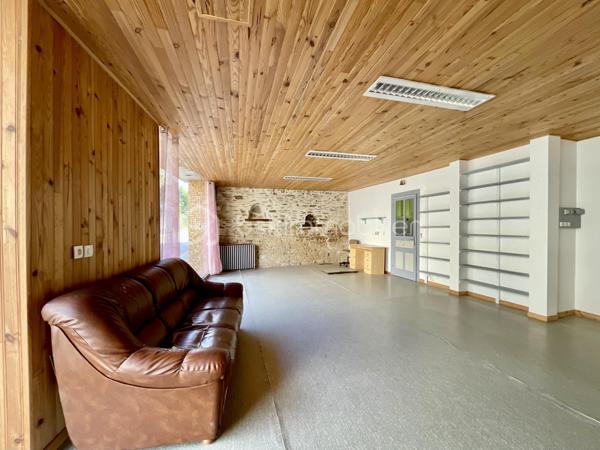 Cette habitation se compose au rez-de-chaussée:

- D’un salon/salle à mangé de 60 m².
- D’une cuisine de 19 m².
- D’une chambre de 21 m².
- D’une cave.

L’étage est composé:

- De quatre chambres de 17 à 20 m².
- D’une salle de bain de 4,5 m².
- D’un toilette.
- Un grenier de 97 m².

La partie garage se compose:

- D’un garage de 67 m².
- De trois ateliers de 30, 35 et 40 m².
- De deux cagibis de 8,5 et 1,5 m².
- D’un bureau de 7 m².
- D’une cave.

L’ancien magasin se compose:

- D’un local vitré sur rue de 28 m².
- D’une cuisine de 12 m².
- D’une chambre de 10 m².

Le tout sur une parcelle de 926 m² sans vis-à-vis, arborée, entièrement close avec terrasse et dépendance.

- Système de chauffage chaudière au fioul et insert à bois.
- Huisseries double vitrage PVC coté rue.
- Assainissement tout-à-l’égout.

Ce bien a un fort potentiel de part sa partie habitation, son grand garage et sa partie ancien magasin pour un potentiel revenu locatif.