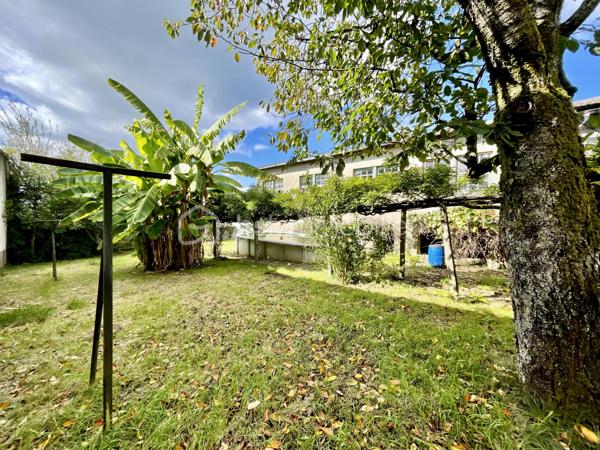 Cette habitation se compose au rez-de-chaussée:

- D’un salon/salle à mangé de 60 m².
- D’une cuisine de 19 m².
- D’une chambre de 21 m².
- D’une cave.

L’étage est composé:

- De quatre chambres de 17 à 20 m².
- D’une salle de bain de 4,5 m².
- D’un toilette.
- Un grenier de 97 m².

La partie garage se compose:

- D’un garage de 67 m².
- De trois ateliers de 30, 35 et 40 m².
- De deux cagibis de 8,5 et 1,5 m².
- D’un bureau de 7 m².
- D’une cave.

L’ancien magasin se compose:

- D’un local vitré sur rue de 28 m².
- D’une cuisine de 12 m².
- D’une chambre de 10 m².

Le tout sur une parcelle de 926 m² sans vis-à-vis, arborée, entièrement close avec terrasse et dépendance.

- Système de chauffage chaudière au fioul et insert à bois.
- Huisseries double vitrage PVC coté rue.
- Assainissement tout-à-l’égout.

Ce bien a un fort potentiel de part sa partie habitation, son grand garage et sa partie ancien magasin pour un potentiel revenu locatif.