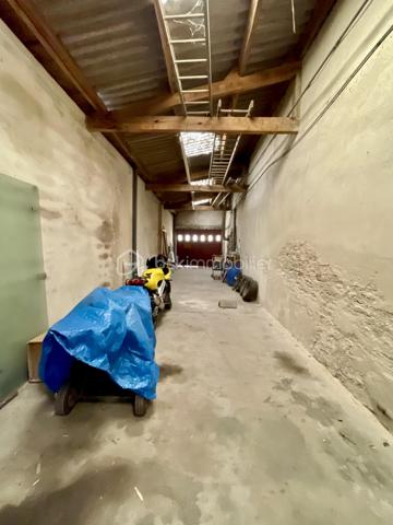 Cette habitation se compose au rez-de-chaussée:

- D’un salon/salle à mangé de 60 m².
- D’une cuisine de 19 m².
- D’une chambre de 21 m².
- D’une cave.

L’étage est composé:

- De quatre chambres de 17 à 20 m².
- D’une salle de bain de 4,5 m².
- D’un toilette.
- Un grenier de 97 m².

La partie garage se compose:

- D’un garage de 67 m².
- De trois ateliers de 30, 35 et 40 m².
- De deux cagibis de 8,5 et 1,5 m².
- D’un bureau de 7 m².
- D’une cave.

L’ancien magasin se compose:

- D’un local vitré sur rue de 28 m².
- D’une cuisine de 12 m².
- D’une chambre de 10 m².

Le tout sur une parcelle de 926 m² sans vis-à-vis, arborée, entièrement close avec terrasse et dépendance.

- Système de chauffage chaudière au fioul et insert à bois.
- Huisseries double vitrage PVC coté rue.
- Assainissement tout-à-l’égout.

Ce bien a un fort potentiel de part sa partie habitation, son grand garage et sa partie ancien magasin pour un potentiel revenu locatif.
