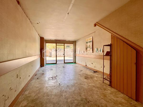 Cette habitation se compose au rez-de-chaussée:

- D’un salon/salle à mangé de 60 m².
- D’une cuisine de 19 m².
- D’une chambre de 21 m².
- D’une cave.

L’étage est composé:

- De quatre chambres de 17 à 20 m².
- D’une salle de bain de 4,5 m².
- D’un toilette.
- Un grenier de 97 m².

La partie garage se compose:

- D’un garage de 67 m².
- De trois ateliers de 30, 35 et 40 m².
- De deux cagibis de 8,5 et 1,5 m².
- D’un bureau de 7 m².
- D’une cave.

L’ancien magasin se compose:

- D’un local vitré sur rue de 28 m².
- D’une cuisine de 12 m².
- D’une chambre de 10 m².

Le tout sur une parcelle de 926 m² sans vis-à-vis, arborée, entièrement close avec terrasse et dépendance.

- Système de chauffage chaudière au fioul et insert à bois.
- Huisseries double vitrage PVC coté rue.
- Assainissement tout-à-l’égout.

Ce bien a un fort potentiel de part sa partie habitation, son grand garage et sa partie ancien magasin pour un potentiel revenu locatif.