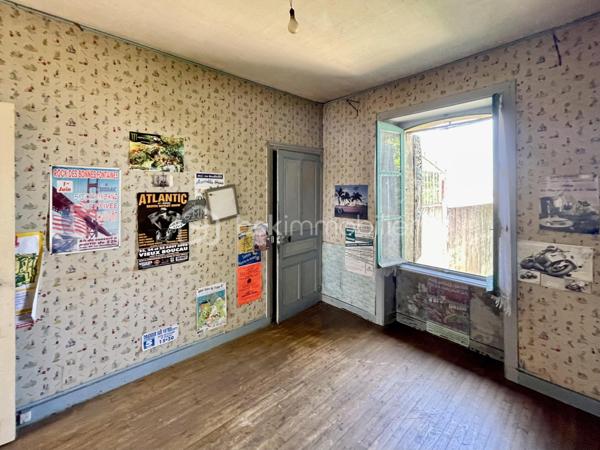 Cette habitation se compose au rez-de-chaussée:

- D’un salon/salle à mangé de 60 m².
- D’une cuisine de 19 m².
- D’une chambre de 21 m².
- D’une cave.

L’étage est composé:

- De quatre chambres de 17 à 20 m².
- D’une salle de bain de 4,5 m².
- D’un toilette.
- Un grenier de 97 m².

La partie garage se compose:

- D’un garage de 67 m².
- De trois ateliers de 30, 35 et 40 m².
- De deux cagibis de 8,5 et 1,5 m².
- D’un bureau de 7 m².
- D’une cave.

L’ancien magasin se compose:

- D’un local vitré sur rue de 28 m².
- D’une cuisine de 12 m².
- D’une chambre de 10 m².

Le tout sur une parcelle de 926 m² sans vis-à-vis, arborée, entièrement close avec terrasse et dépendance.

- Système de chauffage chaudière au fioul et insert à bois.
- Huisseries double vitrage PVC coté rue.
- Assainissement tout-à-l’égout.

Ce bien a un fort potentiel de part sa partie habitation, son grand garage et sa partie ancien magasin pour un potentiel revenu locatif.