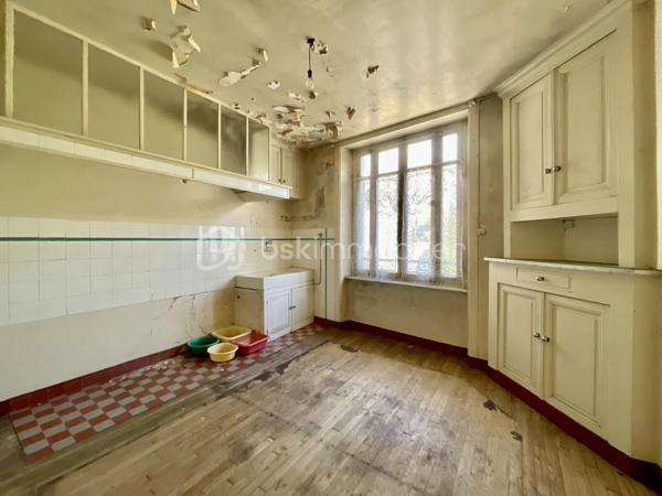 Cette habitation se compose au rez-de-chaussée:

- D’un salon/salle à mangé de 60 m².
- D’une cuisine de 19 m².
- D’une chambre de 21 m².
- D’une cave.

L’étage est composé:

- De quatre chambres de 17 à 20 m².
- D’une salle de bain de 4,5 m².
- D’un toilette.
- Un grenier de 97 m².

La partie garage se compose:

- D’un garage de 67 m².
- De trois ateliers de 30, 35 et 40 m².
- De deux cagibis de 8,5 et 1,5 m².
- D’un bureau de 7 m².
- D’une cave.

L’ancien magasin se compose:

- D’un local vitré sur rue de 28 m².
- D’une cuisine de 12 m².
- D’une chambre de 10 m².

Le tout sur une parcelle de 926 m² sans vis-à-vis, arborée, entièrement close avec terrasse et dépendance.

- Système de chauffage chaudière au fioul et insert à bois.
- Huisseries double vitrage PVC coté rue.
- Assainissement tout-à-l’égout.

Ce bien a un fort potentiel de part sa partie habitation, son grand garage et sa partie ancien magasin pour un potentiel revenu locatif.
