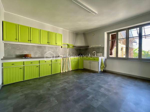 Cette habitation se compose au rez-de-chaussée:

- D’un salon/salle à mangé de 60 m².
- D’une cuisine de 19 m².
- D’une chambre de 21 m².
- D’une cave.

L’étage est composé:

- De quatre chambres de 17 à 20 m².
- D’une salle de bain de 4,5 m².
- D’un toilette.
- Un grenier de 97 m².

La partie garage se compose:

- D’un garage de 67 m².
- De trois ateliers de 30, 35 et 40 m².
- De deux cagibis de 8,5 et 1,5 m².
- D’un bureau de 7 m².
- D’une cave.

L’ancien magasin se compose:

- D’un local vitré sur rue de 28 m².
- D’une cuisine de 12 m².
- D’une chambre de 10 m².

Le tout sur une parcelle de 926 m² sans vis-à-vis, arborée, entièrement close avec terrasse et dépendance.

- Système de chauffage chaudière au fioul et insert à bois.
- Huisseries double vitrage PVC coté rue.
- Assainissement tout-à-l’égout.

Ce bien a un fort potentiel de part sa partie habitation, son grand garage et sa partie ancien magasin pour un potentiel revenu locatif.