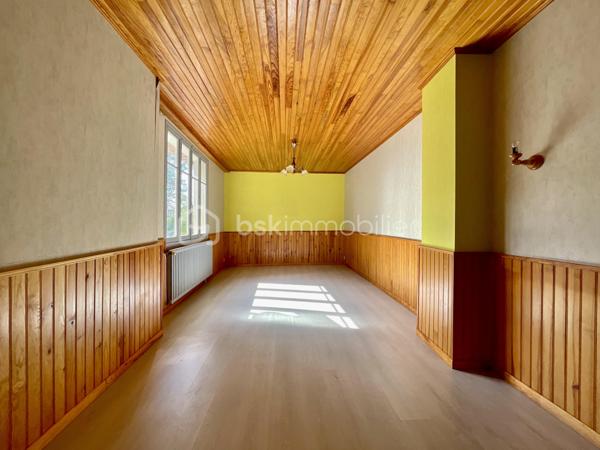 Cette habitation se compose au rez-de-chaussée:

- D’un salon/salle à mangé de 60 m².
- D’une cuisine de 19 m².
- D’une chambre de 21 m².
- D’une cave.

L’étage est composé:

- De quatre chambres de 17 à 20 m².
- D’une salle de bain de 4,5 m².
- D’un toilette.
- Un grenier de 97 m².

La partie garage se compose:

- D’un garage de 67 m².
- De trois ateliers de 30, 35 et 40 m².
- De deux cagibis de 8,5 et 1,5 m².
- D’un bureau de 7 m².
- D’une cave.

L’ancien magasin se compose:

- D’un local vitré sur rue de 28 m².
- D’une cuisine de 12 m².
- D’une chambre de 10 m².

Le tout sur une parcelle de 926 m² sans vis-à-vis, arborée, entièrement close avec terrasse et dépendance.

- Système de chauffage chaudière au fioul et insert à bois.
- Huisseries double vitrage PVC coté rue.
- Assainissement tout-à-l’égout.

Ce bien a un fort potentiel de part sa partie habitation, son grand garage et sa partie ancien magasin pour un potentiel revenu locatif.