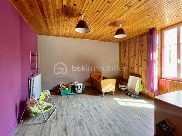 Cette habitation se compose au rez-de-chaussée:

- D’un salon/salle à mangé de 60 m².
- D’une cuisine de 19 m².
- D’une chambre de 21 m².
- D’une cave.

L’étage est composé:

- De quatre chambres de 17 à 20 m².
- D’une salle de bain de 4,5 m².
- D’un toilette.
- Un grenier de 97 m².

La partie garage se compose:

- D’un garage de 67 m².
- De trois ateliers de 30, 35 et 40 m².
- De deux cagibis de 8,5 et 1,5 m².
- D’un bureau de 7 m².
- D’une cave.

L’ancien magasin se compose:

- D’un local vitré sur rue de 28 m².
- D’une cuisine de 12 m².
- D’une chambre de 10 m².

Le tout sur une parcelle de 926 m² sans vis-à-vis, arborée, entièrement close avec terrasse et dépendance.

- Système de chauffage chaudière au fioul et insert à bois.
- Huisseries double vitrage PVC coté rue.
- Assainissement tout-à-l’égout.

Ce bien a un fort potentiel de part sa partie habitation, son grand garage et sa partie ancien magasin pour un potentiel revenu locatif.