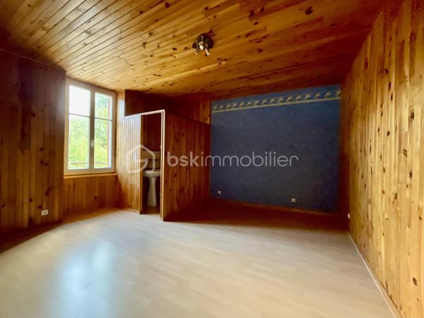 Cette habitation se compose au rez-de-chaussée:

- D’un salon/salle à mangé de 60 m².
- D’une cuisine de 19 m².
- D’une chambre de 21 m².
- D’une cave.

L’étage est composé:

- De quatre chambres de 17 à 20 m².
- D’une salle de bain de 4,5 m².
- D’un toilette.
- Un grenier de 97 m².

La partie garage se compose:

- D’un garage de 67 m².
- De trois ateliers de 30, 35 et 40 m².
- De deux cagibis de 8,5 et 1,5 m².
- D’un bureau de 7 m².
- D’une cave.

L’ancien magasin se compose:

- D’un local vitré sur rue de 28 m².
- D’une cuisine de 12 m².
- D’une chambre de 10 m².

Le tout sur une parcelle de 926 m² sans vis-à-vis, arborée, entièrement close avec terrasse et dépendance.

- Système de chauffage chaudière au fioul et insert à bois.
- Huisseries double vitrage PVC coté rue.
- Assainissement tout-à-l’égout.

Ce bien a un fort potentiel de part sa partie habitation, son grand garage et sa partie ancien magasin pour un potentiel revenu locatif.