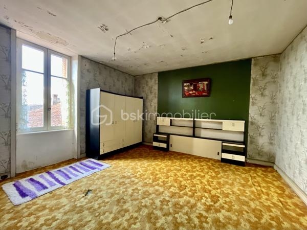 Cette habitation se compose au rez-de-chaussée:

- D’un salon/salle à mangé de 60 m².
- D’une cuisine de 19 m².
- D’une chambre de 21 m².
- D’une cave.

L’étage est composé:

- De quatre chambres de 17 à 20 m².
- D’une salle de bain de 4,5 m².
- D’un toilette.
- Un grenier de 97 m².

La partie garage se compose:

- D’un garage de 67 m².
- De trois ateliers de 30, 35 et 40 m².
- De deux cagibis de 8,5 et 1,5 m².
- D’un bureau de 7 m².
- D’une cave.

L’ancien magasin se compose:

- D’un local vitré sur rue de 28 m².
- D’une cuisine de 12 m².
- D’une chambre de 10 m².

Le tout sur une parcelle de 926 m² sans vis-à-vis, arborée, entièrement close avec terrasse et dépendance.

- Système de chauffage chaudière au fioul et insert à bois.
- Huisseries double vitrage PVC coté rue.
- Assainissement tout-à-l’égout.

Ce bien a un fort potentiel de part sa partie habitation, son grand garage et sa partie ancien magasin pour un potentiel revenu locatif.
