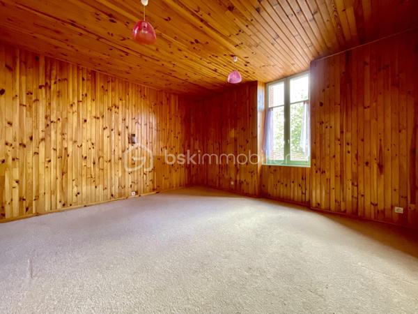 Cette habitation se compose au rez-de-chaussée:

- D’un salon/salle à mangé de 60 m².
- D’une cuisine de 19 m².
- D’une chambre de 21 m².
- D’une cave.

L’étage est composé:

- De quatre chambres de 17 à 20 m².
- D’une salle de bain de 4,5 m².
- D’un toilette.
- Un grenier de 97 m².

La partie garage se compose:

- D’un garage de 67 m².
- De trois ateliers de 30, 35 et 40 m².
- De deux cagibis de 8,5 et 1,5 m².
- D’un bureau de 7 m².
- D’une cave.

L’ancien magasin se compose:

- D’un local vitré sur rue de 28 m².
- D’une cuisine de 12 m².
- D’une chambre de 10 m².

Le tout sur une parcelle de 926 m² sans vis-à-vis, arborée, entièrement close avec terrasse et dépendance.

- Système de chauffage chaudière au fioul et insert à bois.
- Huisseries double vitrage PVC coté rue.
- Assainissement tout-à-l’égout.

Ce bien a un fort potentiel de part sa partie habitation, son grand garage et sa partie ancien magasin pour un potentiel revenu locatif.