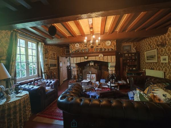 Sur plus de 3 ha de terrain, agréable maison avec dépendances