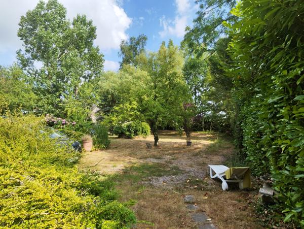 Sur plus de 3 ha de terrain, agréable maison avec dépendances