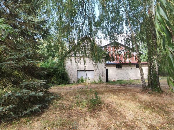 Sur plus de 3 ha de terrain, agréable maison avec dépendances