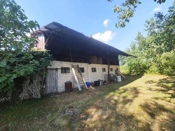 Sur plus de 3 ha de terrain, agréable maison avec dépendances