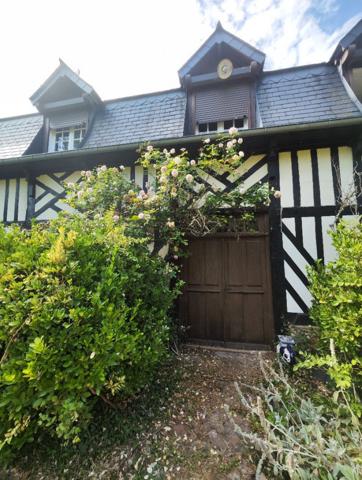 Sur plus de 3 ha de terrain, agréable maison avec dépendances