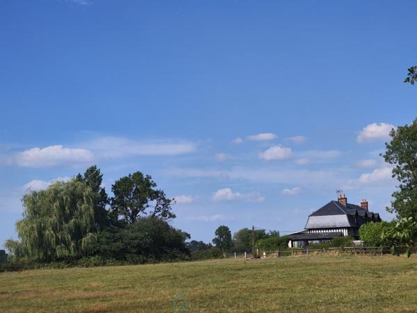 Sur plus de 3 ha de terrain, agréable maison avec dépendances