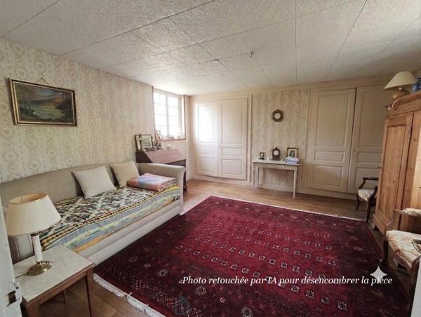 Sur plus de 3 ha de terrain, agréable maison avec dépendances