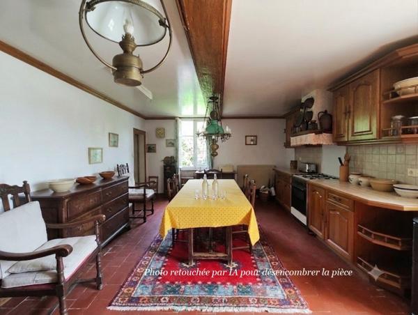 Sur plus de 3 ha de terrain, agréable maison avec dépendances