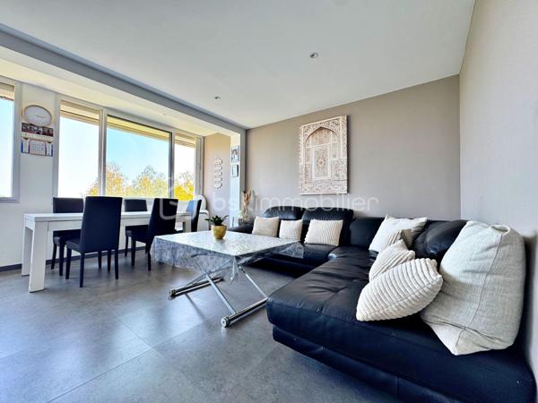Découvrez cet agréable appartement T4 en duplex de73 m² habitables situé dans une résidence sans ascenseur des années 60, à proximité immédiate du centre-ville, des écoles et des transports en commun.

L'accès à l'appartement se fait par le 3ème étage de l'immeuble. Ce niveau accueille une pièce de vie lumineuse avec une vue dégagée sans vis-à-vis et une cuisine, offrant un espace convivial pour toute la famille.

Le niveau inférieur, accessible par un escalier intérieur, est dédié à l'espace nuit et comprend trois chambres, une salle d'eau ainsi qu'un WC indépendant.

L'appartement bénéficie de menuiseries en PVC double vitrage assurant un bon confort thermique et acoustique. Le chauffage est individuel au gaz, permettant une gestion maîtrisée de votre consommation énergétique.

Un grand box, une cave et une place de parking extérieur viennent compléter ce bien.

Vous apprécierez également les faibles charges de copropriété et l'emplacement pratique, idéal pour une vie quotidienne facilitée.

Les atouts  :
- Appartement en duplex atypique et fonctionnel
- Séjour et cuisine séparés de l'espace nuit
- Stationnement privatif
- Grand box de 17,50 m² 

Une belle opportunité pour une famille, un premier achat ou un investissement locatif.