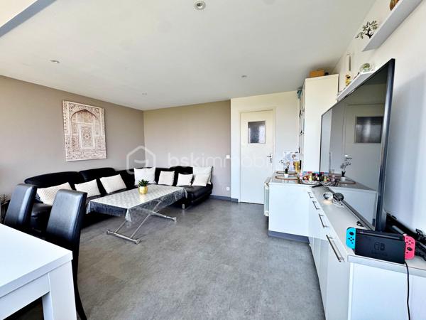 Découvrez cet agréable appartement T4 en duplex de73 m² habitables situé dans une résidence sans ascenseur des années 60, à proximité immédiate du centre-ville, des écoles et des transports en commun.

L'accès à l'appartement se fait par le 3ème étage de l'immeuble. Ce niveau accueille une pièce de vie lumineuse avec une vue dégagée sans vis-à-vis et une cuisine, offrant un espace convivial pour toute la famille.

Le niveau inférieur, accessible par un escalier intérieur, est dédié à l'espace nuit et comprend trois chambres, une salle d'eau ainsi qu'un WC indépendant.

L'appartement bénéficie de menuiseries en PVC double vitrage assurant un bon confort thermique et acoustique. Le chauffage est individuel au gaz, permettant une gestion maîtrisée de votre consommation énergétique.

Un grand box, une cave et une place de parking extérieur viennent compléter ce bien.

Vous apprécierez également les faibles charges de copropriété et l'emplacement pratique, idéal pour une vie quotidienne facilitée.

Les atouts  :
- Appartement en duplex atypique et fonctionnel
- Séjour et cuisine séparés de l'espace nuit
- Stationnement privatif
- Grand box de 17,50 m² 

Une belle opportunité pour une famille, un premier achat ou un investissement locatif.