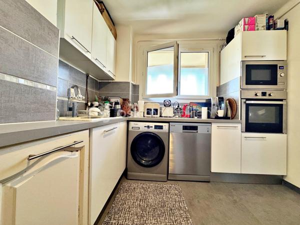 Découvrez cet agréable appartement T4 en duplex de73 m² habitables situé dans une résidence sans ascenseur des années 60, à proximité immédiate du centre-ville, des écoles et des transports en commun.

L'accès à l'appartement se fait par le 3ème étage de l'immeuble. Ce niveau accueille une pièce de vie lumineuse avec une vue dégagée sans vis-à-vis et une cuisine, offrant un espace convivial pour toute la famille.

Le niveau inférieur, accessible par un escalier intérieur, est dédié à l'espace nuit et comprend trois chambres, une salle d'eau ainsi qu'un WC indépendant.

L'appartement bénéficie de menuiseries en PVC double vitrage assurant un bon confort thermique et acoustique. Le chauffage est individuel au gaz, permettant une gestion maîtrisée de votre consommation énergétique.

Un grand box, une cave et une place de parking extérieur viennent compléter ce bien.

Vous apprécierez également les faibles charges de copropriété et l'emplacement pratique, idéal pour une vie quotidienne facilitée.

Les atouts  :
- Appartement en duplex atypique et fonctionnel
- Séjour et cuisine séparés de l'espace nuit
- Stationnement privatif
- Grand box de 17,50 m² 

Une belle opportunité pour une famille, un premier achat ou un investissement locatif.