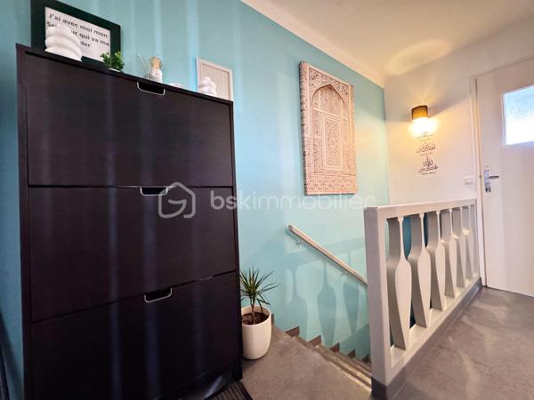 Découvrez cet agréable appartement T4 en duplex de73 m² habitables situé dans une résidence sans ascenseur des années 60, à proximité immédiate du centre-ville, des écoles et des transports en commun.

L'accès à l'appartement se fait par le 3ème étage de l'immeuble. Ce niveau accueille une pièce de vie lumineuse avec une vue dégagée sans vis-à-vis et une cuisine, offrant un espace convivial pour toute la famille.

Le niveau inférieur, accessible par un escalier intérieur, est dédié à l'espace nuit et comprend trois chambres, une salle d'eau ainsi qu'un WC indépendant.

L'appartement bénéficie de menuiseries en PVC double vitrage assurant un bon confort thermique et acoustique. Le chauffage est individuel au gaz, permettant une gestion maîtrisée de votre consommation énergétique.

Un grand box, une cave et une place de parking extérieur viennent compléter ce bien.

Vous apprécierez également les faibles charges de copropriété et l'emplacement pratique, idéal pour une vie quotidienne facilitée.

Les atouts  :
- Appartement en duplex atypique et fonctionnel
- Séjour et cuisine séparés de l'espace nuit
- Stationnement privatif
- Grand box de 17,50 m² 

Une belle opportunité pour une famille, un premier achat ou un investissement locatif.