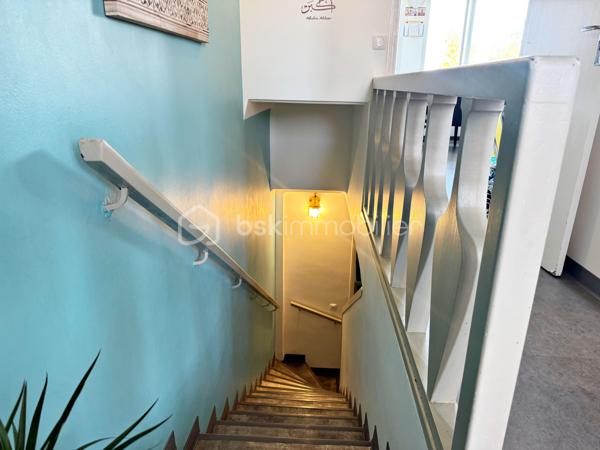 Découvrez cet agréable appartement T4 en duplex de73 m² habitables situé dans une résidence sans ascenseur des années 60, à proximité immédiate du centre-ville, des écoles et des transports en commun.

L'accès à l'appartement se fait par le 3ème étage de l'immeuble. Ce niveau accueille une pièce de vie lumineuse avec une vue dégagée sans vis-à-vis et une cuisine, offrant un espace convivial pour toute la famille.

Le niveau inférieur, accessible par un escalier intérieur, est dédié à l'espace nuit et comprend trois chambres, une salle d'eau ainsi qu'un WC indépendant.

L'appartement bénéficie de menuiseries en PVC double vitrage assurant un bon confort thermique et acoustique. Le chauffage est individuel au gaz, permettant une gestion maîtrisée de votre consommation énergétique.

Un grand box, une cave et une place de parking extérieur viennent compléter ce bien.

Vous apprécierez également les faibles charges de copropriété et l'emplacement pratique, idéal pour une vie quotidienne facilitée.

Les atouts  :
- Appartement en duplex atypique et fonctionnel
- Séjour et cuisine séparés de l'espace nuit
- Stationnement privatif
- Grand box de 17,50 m² 

Une belle opportunité pour une famille, un premier achat ou un investissement locatif.