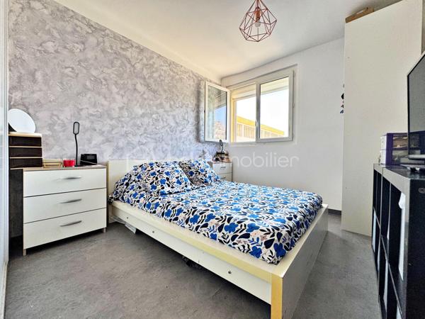 Découvrez cet agréable appartement T4 en duplex de73 m² habitables situé dans une résidence sans ascenseur des années 60, à proximité immédiate du centre-ville, des écoles et des transports en commun.

L'accès à l'appartement se fait par le 3ème étage de l'immeuble. Ce niveau accueille une pièce de vie lumineuse avec une vue dégagée sans vis-à-vis et une cuisine, offrant un espace convivial pour toute la famille.

Le niveau inférieur, accessible par un escalier intérieur, est dédié à l'espace nuit et comprend trois chambres, une salle d'eau ainsi qu'un WC indépendant.

L'appartement bénéficie de menuiseries en PVC double vitrage assurant un bon confort thermique et acoustique. Le chauffage est individuel au gaz, permettant une gestion maîtrisée de votre consommation énergétique.

Un grand box, une cave et une place de parking extérieur viennent compléter ce bien.

Vous apprécierez également les faibles charges de copropriété et l'emplacement pratique, idéal pour une vie quotidienne facilitée.

Les atouts  :
- Appartement en duplex atypique et fonctionnel
- Séjour et cuisine séparés de l'espace nuit
- Stationnement privatif
- Grand box de 17,50 m² 

Une belle opportunité pour une famille, un premier achat ou un investissement locatif.