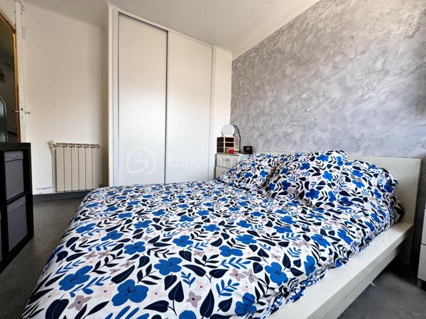 Découvrez cet agréable appartement T4 en duplex de73 m² habitables situé dans une résidence sans ascenseur des années 60, à proximité immédiate du centre-ville, des écoles et des transports en commun.

L'accès à l'appartement se fait par le 3ème étage de l'immeuble. Ce niveau accueille une pièce de vie lumineuse avec une vue dégagée sans vis-à-vis et une cuisine, offrant un espace convivial pour toute la famille.

Le niveau inférieur, accessible par un escalier intérieur, est dédié à l'espace nuit et comprend trois chambres, une salle d'eau ainsi qu'un WC indépendant.

L'appartement bénéficie de menuiseries en PVC double vitrage assurant un bon confort thermique et acoustique. Le chauffage est individuel au gaz, permettant une gestion maîtrisée de votre consommation énergétique.

Un grand box, une cave et une place de parking extérieur viennent compléter ce bien.

Vous apprécierez également les faibles charges de copropriété et l'emplacement pratique, idéal pour une vie quotidienne facilitée.

Les atouts  :
- Appartement en duplex atypique et fonctionnel
- Séjour et cuisine séparés de l'espace nuit
- Stationnement privatif
- Grand box de 17,50 m² 

Une belle opportunité pour une famille, un premier achat ou un investissement locatif.