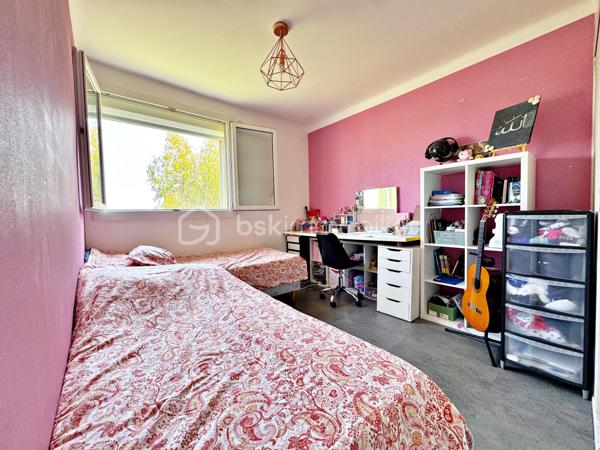 Découvrez cet agréable appartement T4 en duplex de73 m² habitables situé dans une résidence sans ascenseur des années 60, à proximité immédiate du centre-ville, des écoles et des transports en commun.

L'accès à l'appartement se fait par le 3ème étage de l'immeuble. Ce niveau accueille une pièce de vie lumineuse avec une vue dégagée sans vis-à-vis et une cuisine, offrant un espace convivial pour toute la famille.

Le niveau inférieur, accessible par un escalier intérieur, est dédié à l'espace nuit et comprend trois chambres, une salle d'eau ainsi qu'un WC indépendant.

L'appartement bénéficie de menuiseries en PVC double vitrage assurant un bon confort thermique et acoustique. Le chauffage est individuel au gaz, permettant une gestion maîtrisée de votre consommation énergétique.

Un grand box, une cave et une place de parking extérieur viennent compléter ce bien.

Vous apprécierez également les faibles charges de copropriété et l'emplacement pratique, idéal pour une vie quotidienne facilitée.

Les atouts  :
- Appartement en duplex atypique et fonctionnel
- Séjour et cuisine séparés de l'espace nuit
- Stationnement privatif
- Grand box de 17,50 m² 

Une belle opportunité pour une famille, un premier achat ou un investissement locatif.