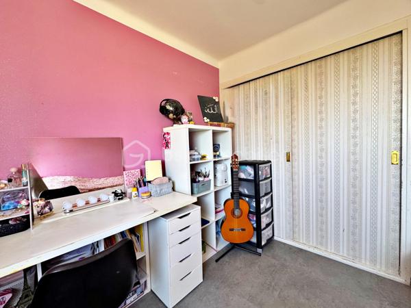 Découvrez cet agréable appartement T4 en duplex de73 m² habitables situé dans une résidence sans ascenseur des années 60, à proximité immédiate du centre-ville, des écoles et des transports en commun.

L'accès à l'appartement se fait par le 3ème étage de l'immeuble. Ce niveau accueille une pièce de vie lumineuse avec une vue dégagée sans vis-à-vis et une cuisine, offrant un espace convivial pour toute la famille.

Le niveau inférieur, accessible par un escalier intérieur, est dédié à l'espace nuit et comprend trois chambres, une salle d'eau ainsi qu'un WC indépendant.

L'appartement bénéficie de menuiseries en PVC double vitrage assurant un bon confort thermique et acoustique. Le chauffage est individuel au gaz, permettant une gestion maîtrisée de votre consommation énergétique.

Un grand box, une cave et une place de parking extérieur viennent compléter ce bien.

Vous apprécierez également les faibles charges de copropriété et l'emplacement pratique, idéal pour une vie quotidienne facilitée.

Les atouts  :
- Appartement en duplex atypique et fonctionnel
- Séjour et cuisine séparés de l'espace nuit
- Stationnement privatif
- Grand box de 17,50 m² 

Une belle opportunité pour une famille, un premier achat ou un investissement locatif.