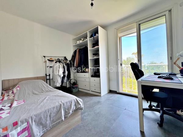 Découvrez cet agréable appartement T4 en duplex de73 m² habitables situé dans une résidence sans ascenseur des années 60, à proximité immédiate du centre-ville, des écoles et des transports en commun.

L'accès à l'appartement se fait par le 3ème étage de l'immeuble. Ce niveau accueille une pièce de vie lumineuse avec une vue dégagée sans vis-à-vis et une cuisine, offrant un espace convivial pour toute la famille.

Le niveau inférieur, accessible par un escalier intérieur, est dédié à l'espace nuit et comprend trois chambres, une salle d'eau ainsi qu'un WC indépendant.

L'appartement bénéficie de menuiseries en PVC double vitrage assurant un bon confort thermique et acoustique. Le chauffage est individuel au gaz, permettant une gestion maîtrisée de votre consommation énergétique.

Un grand box, une cave et une place de parking extérieur viennent compléter ce bien.

Vous apprécierez également les faibles charges de copropriété et l'emplacement pratique, idéal pour une vie quotidienne facilitée.

Les atouts  :
- Appartement en duplex atypique et fonctionnel
- Séjour et cuisine séparés de l'espace nuit
- Stationnement privatif
- Grand box de 17,50 m² 

Une belle opportunité pour une famille, un premier achat ou un investissement locatif.